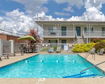 Delightful Charmer with Pool Access - Nashville - Piscina