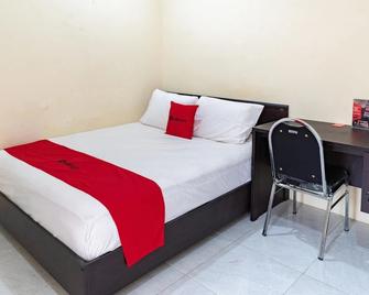 RedDoorz Syariah Near Jalan A Yani Km 8 Citraland - Banjarmasin - Bedroom