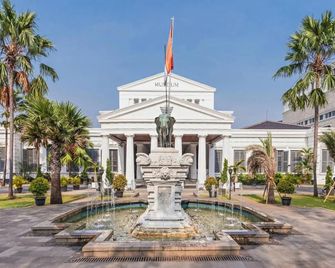 RedDoorz Plus near Mall Ciputra Jakarta - Yakarta