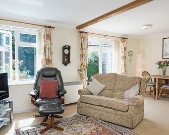 3 bedroom accommodation in Weybourne, near Holt - Holt - Living room