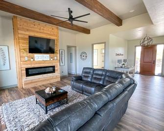 The \'Deckhouse\' Lakehouse Estate at Lake Mac - Brule - Living room
