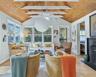 Architects' Own Perfect Hideaway With Pool - Amagansett - Living room