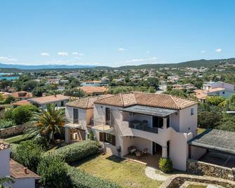 Bellosguardo 3 - cozy seafront flat in Pittulongu - Pittulongu - Bygning