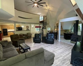 nestled in hardwood forest with trails. minutes to horse show, beaches, golfing - Williamsburg - Living room