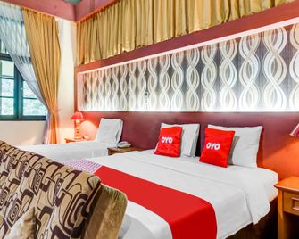 Collection O 91071 Hotel Desa Wisata Tmii - Jakarta - Bedroom