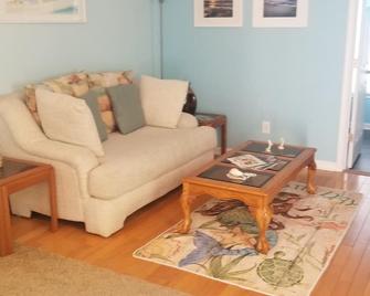 Private Room Minutes away from the beach and downtown. - Wilmington - Sala de estar