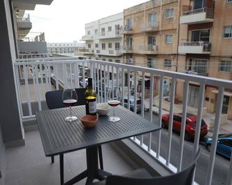 Comfort and Convenience flat 4 dad's court - Saint Paul’s Bay - Balcony