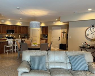 Ground Floor Grandview Shores Condo Mara Lake Waterfront w/Boat Slip - Sicamous - Living room