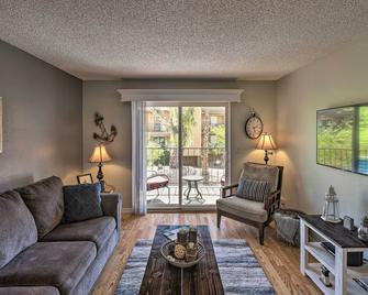 Walk to Lake, Dining and Shops Lake Havasu Condo - Lake Havasu City - Living room