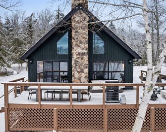 Tranquil 3-Br Waterfront Retreat - Becket - Edificio