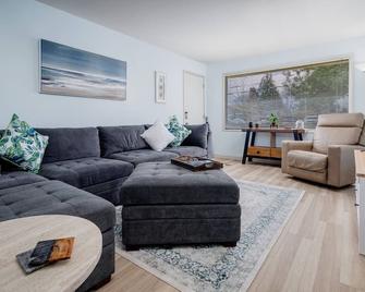 Bright and Delightful Renovation, Single Level, Fenced Backyard, 3 Blocks to MAX, 25 Min to Portland - Hillsboro - Living room