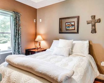 Charming 2-bedroom cabin with WiFi, AC in brilliant Statesville - Statesville - Ložnice