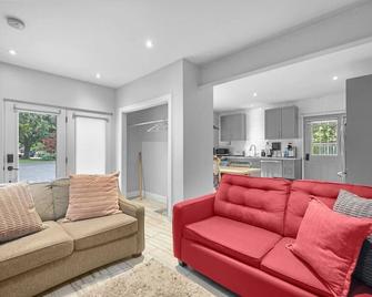 2br Downtown Retreat Mins To Beach Bbq And Firepit - Cobourg - Living room