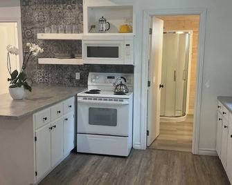 20 Tuyll Cottage Beach access right across ! short 5 min walk downtown, Marina - Bayfield - Kitchen