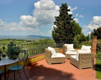 Studio Apartment 'Rosmarino - Bellavista' with Pool, Private Terrace & Wi-Fi - San Miniato - Balcone