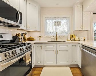 French Country Cottage in lovely Glen Ellyn! - Glen Ellyn - Kuchyň