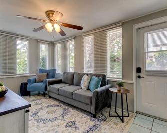 Light & Bright! Quaint Downtown Dunedin Bungalow! - Dunedin - Living room