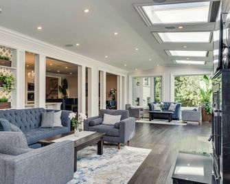 Large Estate with Luxury Collection of Amenities - King City - Lobby
