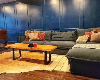 Relax at this cozy 2 bedroom 2 bathroom getaway - Athens - Living room