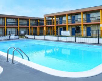 Magnuson Hotel Opelika - Opelika - Pool