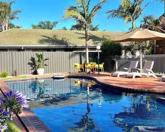 Coastal Waters Motor Inn - Lakes Entrance - Pool