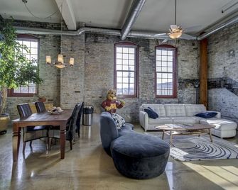 Huge Loft U of M Dinkytown - مينيابوليس - غرفة معيشة