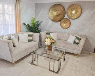 Great Location 3 Bed, 2 Bad, 5 Min Walk To Palmares Mall - San Francisco de Macorís - Living room