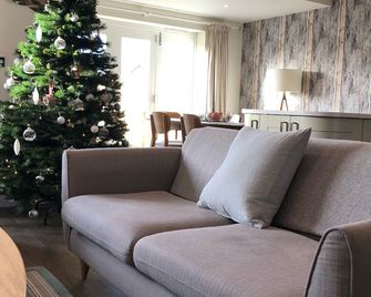 5 Sea Views and Private Path to Beach - Ideal for 2 families or groups - Chathill - Living room