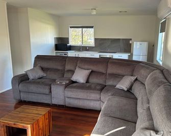 Family retreat near Caboolture Hospital - Caboolture - Living room