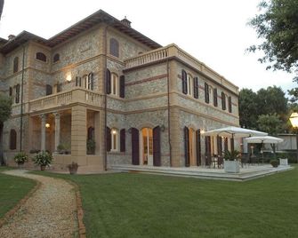 Villa Signori - Marina Di Pietrasanta - Building