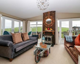 Lodge 22 - Torpoint - Living room