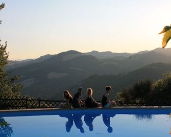 In Farmhouse independent apartment 2+2 people. Breathtaking view! - Urbino - Pool