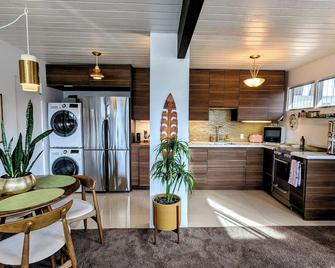 Luxe, peaceful retreat-KING bed historic MCM complex - Palm Springs - Cocina