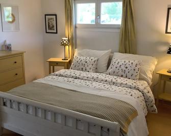 Comfortable lower ground floor flat in picturesque village above Nyon - Duillier - Schlafzimmer