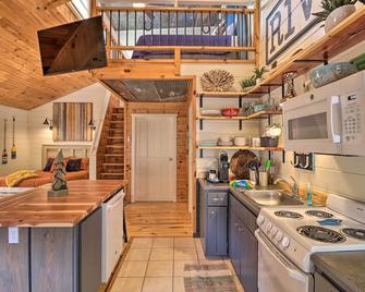 Pet-Friendly Studio with Loft and Mountain Views! - Mountain View - Kitchen