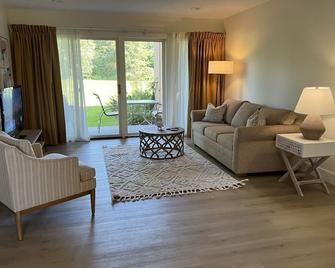 Cozy Condo Near Ski Hills & Downtown Traverse City - Williamsburg - Living room