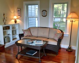 Waterfront Home on Lake Ontario - Chaumont - Living room