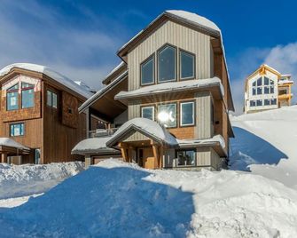 The White Pearl - Luxury Chalet W/Mountain Views - Big White - Edificio