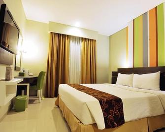 Pose In Hotel Solo - Surakarta - Slaapkamer