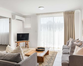 Byron Bay Hotel and Apartments - Byron Bay - Living room