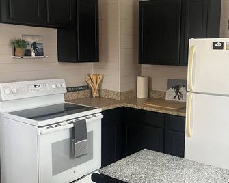 The Sasquatch Hideaway: Private 1br Adventure Loft - Fayetteville - Cucina