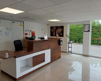 Crystal Hôtel - Gressy - Front desk