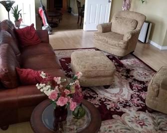 The entire bed and breakfast inn - Yelm - Sala de estar