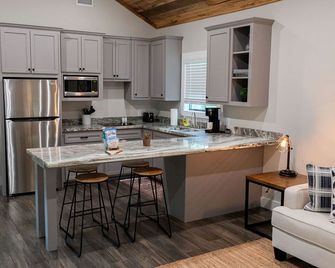 Colorful Cabin Fully Equipped with River Views in Livingston, Texas - Livingston - Kitchen