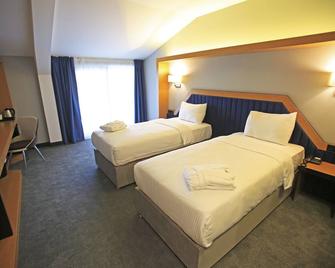 Roof 264 Hotel & Suites - Адапазари - Спальня