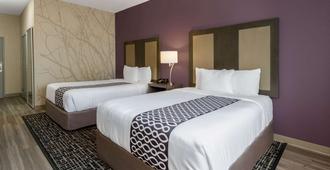 La Quinta Inn & Suites by Wyndham Wichita Airport - Wichita - Bedroom