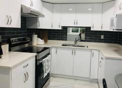 An adorable 2 BR suite with own kitchen & laundry - Mission - Mutfak