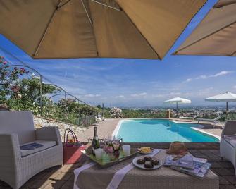 Private villa with 7 bedrooms and 5 bathrooms. Swimming Pool, A/C and WiFi! - Cantagrillo - Piscina