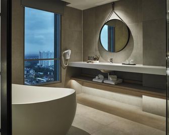 Novotel Karawang - Karawang - Bathroom