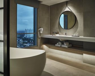 Novotel Karawang - Karawang - Bathroom